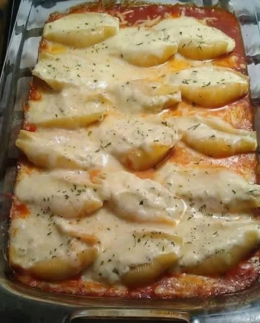 Delicious cheese-stuffed jumbo shells ready to be served.