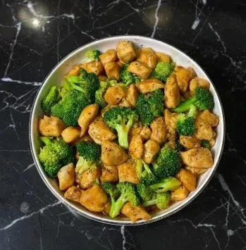 Easy shrimp stir-fry with vegetables, ready in 20 minutes, perfect for healthy meals.