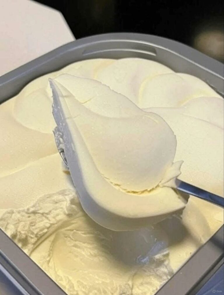 Homemade Vanilla Ice Cream (No Churn & Ice Cream Maker Methods)